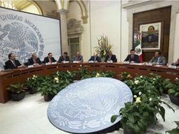 El encuentro se llevó a cabo en el salón Juárez del complejo de la Secretaría de Gobernación esta tarde. TWITTER / @osoriochong