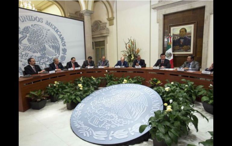 El encuentro se llevó a cabo en el salón Juárez del complejo de la Secretaría de Gobernación esta tarde. TWITTER / @osoriochong