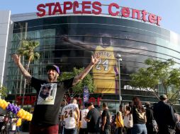 Las camisetas Lakers con el nombre y número de Bryant oscilan entre los 100 y 200 dólares. AFP / S. Haffey