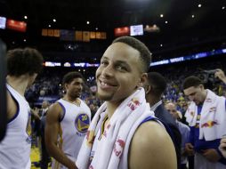 Curry encestó 10 de 19 intentos de larga distancia y 15 de 24 en total, junto con seis asistencias. AP / M. Sánchez