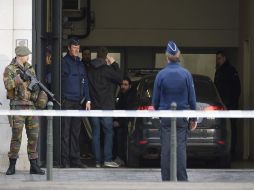 Abrini arriba, en medio de un operativo de seguridad, a la Corte de Bruselas para declarar. AFP / J. Thys