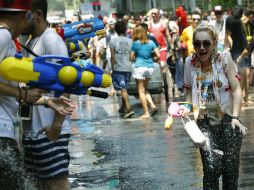 Una participante disfruta de una guerra de agua en la calle Khao San. EFE / N. Sangnak