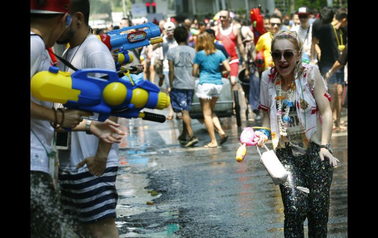 Una participante disfruta de una guerra de agua en la calle Khao San. EFE / N. Sangnak