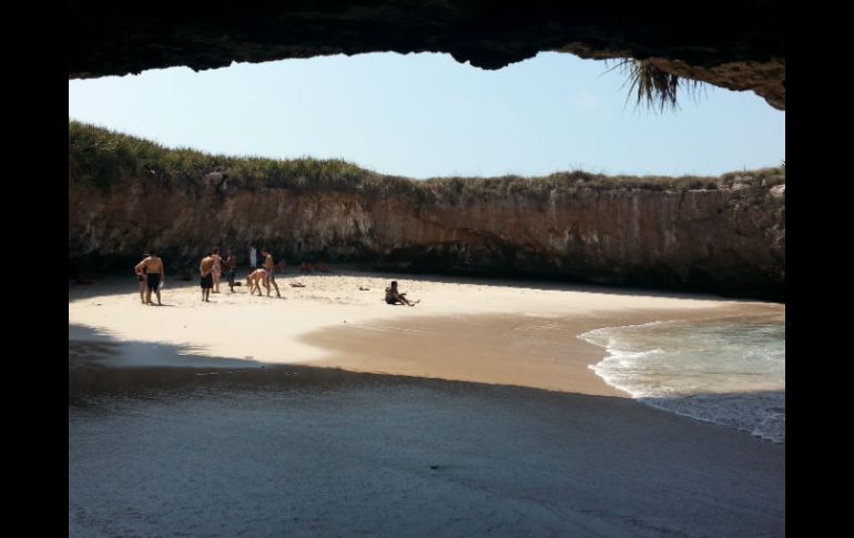 El daño al ecosistema ocurrió por el anclaje de embarcaciones, el buceo masivo y la concentración de visitantes en un solo sitio. ESPECIAL /