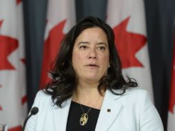 La ministra de Justicia, Jody Wilson-Raybould, señala que la Corte dio plazo hasta el 6 de junio para emitir la ley. AP / A. Wyld