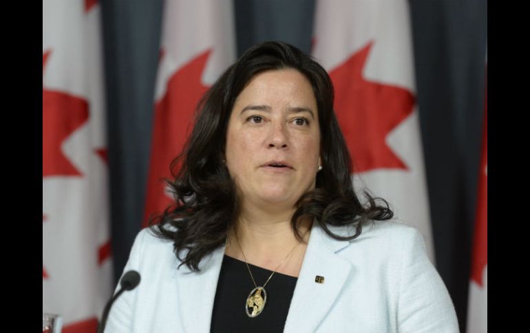 La ministra de Justicia, Jody Wilson-Raybould, señala que la Corte dio plazo hasta el 6 de junio para emitir la ley. AP / A. Wyld