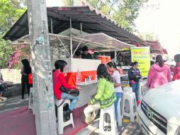 Los puestos ubicados en las cercanías del CUCSH ya cuentan con los permisos para operar. EL INFORMADOR / F. Atilano