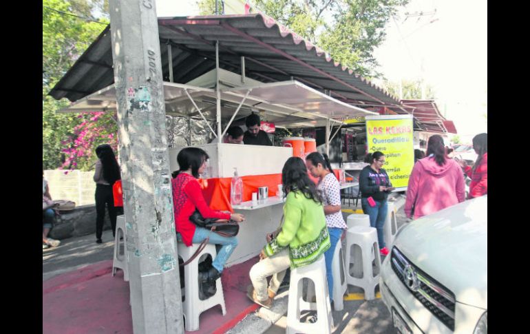 Los puestos ubicados en las cercanías del CUCSH ya cuentan con los permisos para operar. EL INFORMADOR / F. Atilano