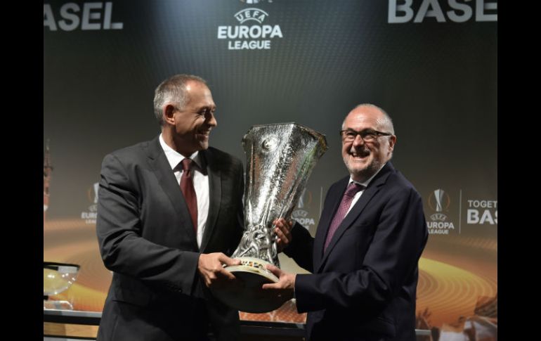 Hans-Peter Wessels, concejal de Basilea, y Peter Gilliéron, presidente de la Asociaicón Suiza de Futbol posan con el trofeo del torneo. AFP / F. Coffrini