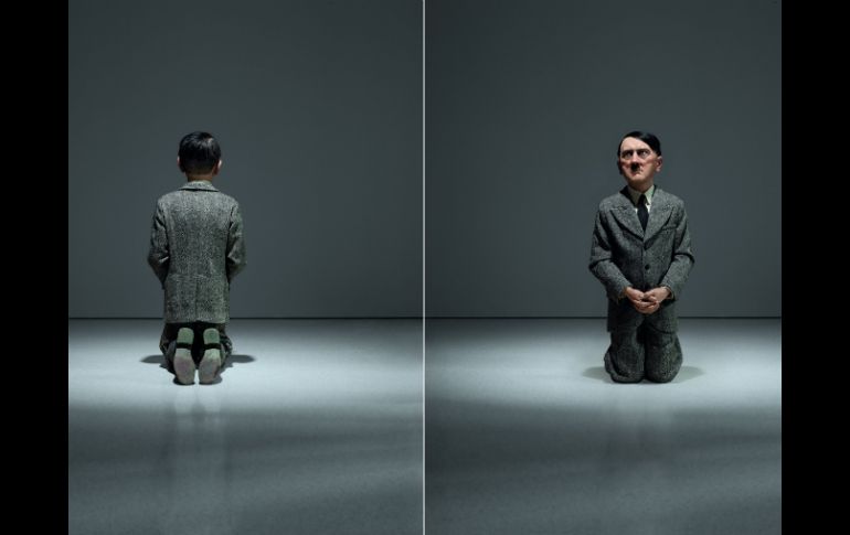 La escultura es por detrás un niño rezando de rodillas y de frente, luce indiscutiblemente como Hitler. AP /