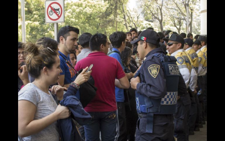 En la tarde el personal de seguridad comenzó a pedir a la gente que despejaran la rampa. SUN / A. Martínez