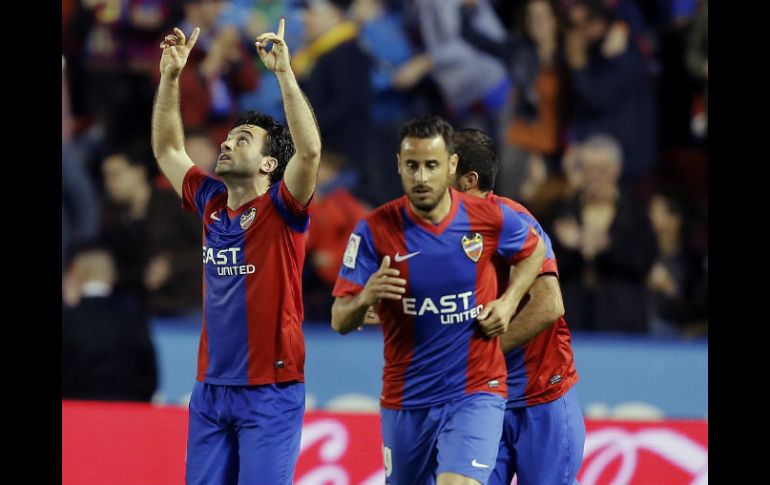 El delantero italiano del Levante Guiseppe Rossi (i) celebra su gol, primero del equipo frente al RCD Espanyol. EFE / J. C. Cárdenas