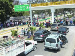 Chilpancingo. Una de las obstrucciones se realizó en el Bulevar Vicente Guerrero, vía que conecta con la Autopista del Sol. SUN /