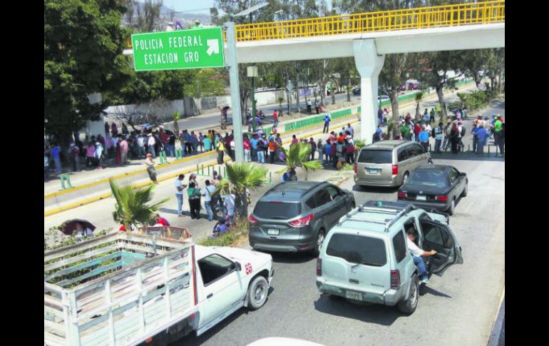 Chilpancingo. Una de las obstrucciones se realizó en el Bulevar Vicente Guerrero, vía que conecta con la Autopista del Sol. SUN /