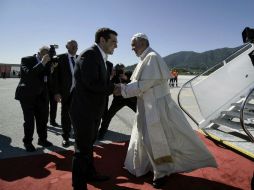 Alexis Tsipras saluda al papa Francisco a su arribo, en medio de fuertes medidas de seguridad. EFE / A. Bonetti