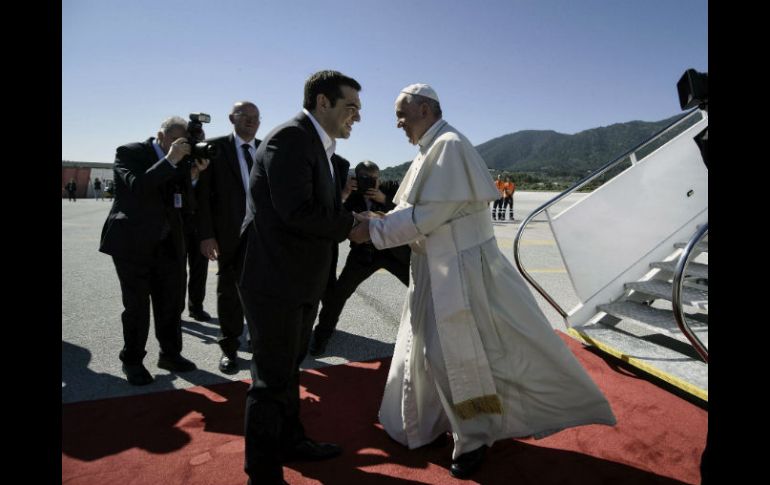 Alexis Tsipras saluda al papa Francisco a su arribo, en medio de fuertes medidas de seguridad. EFE / A. Bonetti