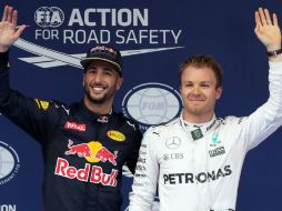 Daniele Ricciardo y Rosberg saludan a los medios tras finalizar la clasificación. AP / M. Schiefelbein