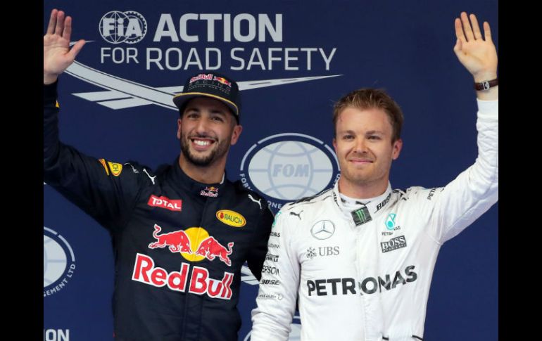 Daniele Ricciardo y Rosberg saludan a los medios tras finalizar la clasificación. AP / M. Schiefelbein