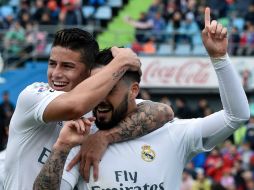 Isco celebra un gol con James Rodríguez. AFP / G. Julien