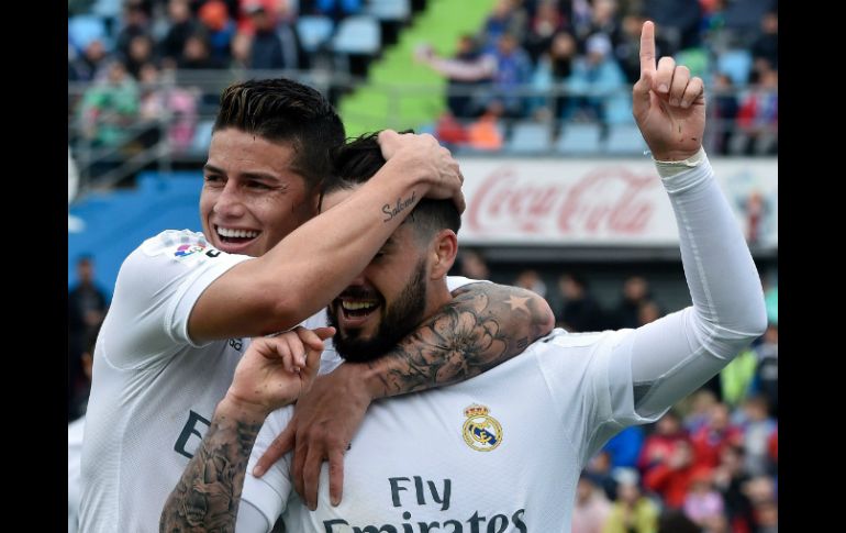 Isco celebra un gol con James Rodríguez. AFP / G. Julien