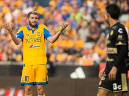 Gignac parece pedir disculpas a los jugadores de Dorados luego de anotar y dar rumbo a que descendieran. MEXSPORT / J.Martínez