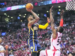 Jugador clave. Paul George supera en la canasta a Patrick Patterson. AFP /