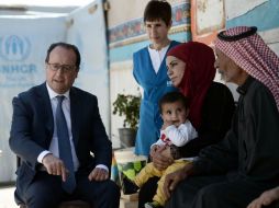 El presidente francés durante su visita a un campo de refugiados en Líbano. AFP / S. De Sakutin