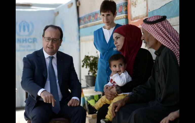 El presidente francés durante su visita a un campo de refugiados en Líbano. AFP / S. De Sakutin