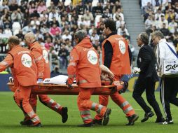 El futbolista italiano es llevado fuera de la cancha tras el suceso que le produjo una lesión. AP / A. Di Marco