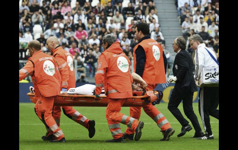 El futbolista italiano es llevado fuera de la cancha tras el suceso que le produjo una lesión. AP / A. Di Marco