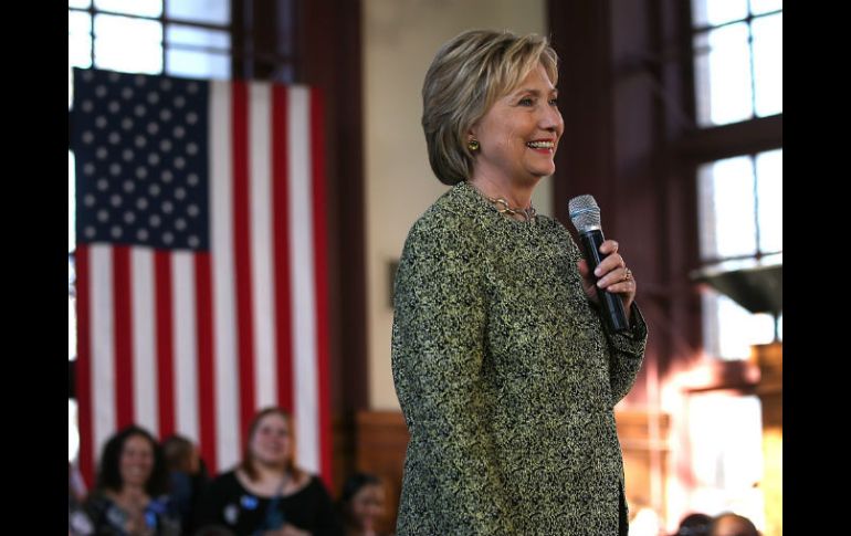 Hillary Clinton reaccionó al video divulgado en redes sociales donde una policía tortura a una mujer. AFP / J. Sullivan