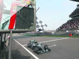 Bandera a cuadros. El piloto alemán de la escudería Mercedes, Nico Rosberg, logró la victoria en el Gran Premio de China. AP /