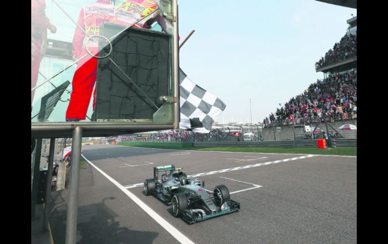 Bandera a cuadros. El piloto alemán de la escudería Mercedes, Nico Rosberg, logró la victoria en el Gran Premio de China. AP /