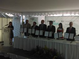 Imagen de la firma de convenio entre el Itei y cúpulas empresariales. TWITTER / @ITEIJal