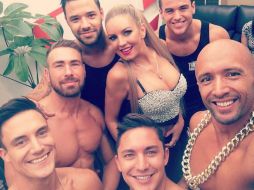 Madow aparece con una blusa escotada junto a un grupo de hombres. INSTAGRAM / @isabelmadow