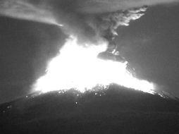 El Popocatépetl es uno de los volcanes más vigilados del mundo por su actividad recurrente de los últimos 22 años. AFP / www.webcamsdemexico.com