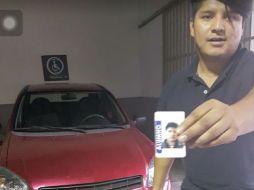 En las fotos se puede apreciar el número de matricula del joven y el número de la matricula de su automóvil. FACEBOOK / Laura Larrondo