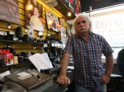 Para salir adelante, el fotógrafo Arturo García Ponce también vende marcos, ofrece restauraciones, compra y vende cámaras. EL INFORMADOR / R. Tamayo