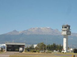 Desde muy temprano comenzaron las labores de limpieza de la ceniza. TWITTER / @AeropuertosASA