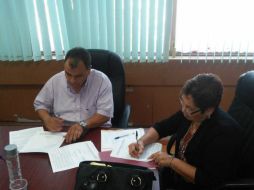 Firma de los convenios para el programa Mujer Productiva Rural en la Seder. TWITTER / @MVZJESUSTEJEDA