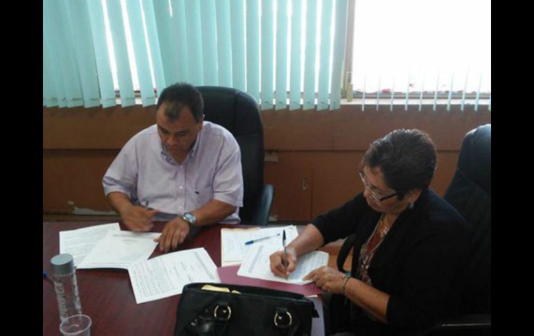 Firma de los convenios para el programa Mujer Productiva Rural en la Seder. TWITTER / @MVZJESUSTEJEDA