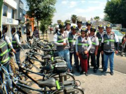 Otro de los objetivos de los agentes es instruir a los peatones y ciclistas a transitar adecuadamente sobre la ciudad. TWITTER / @guadalajaragob