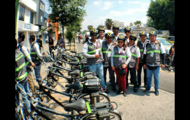 Otro de los objetivos de los agentes es instruir a los peatones y ciclistas a transitar adecuadamente sobre la ciudad. TWITTER / @guadalajaragob