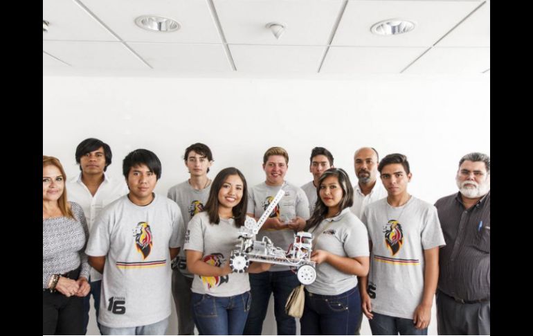 El robot fue construido con piezas que los organizadores otorgaron a cada equipo participante. ESPECIAL / udg.mx