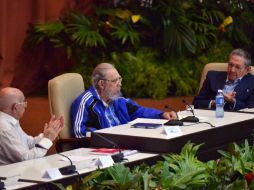 Durante el congreso, Raúl Castro (d) fue reelegido como presidente del partido, el único reconocido legalmente en Cuba. AFP / O. García