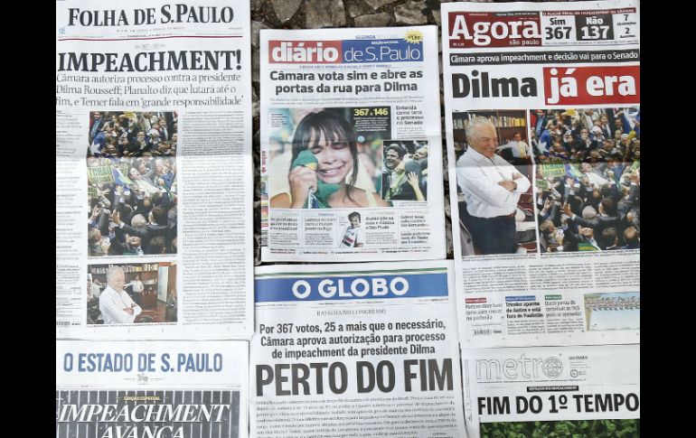 Las portadas de los diarios brasileños anunciaron el 18 de abril que el fin del mandato de Rousseff está más cerca. AFP / ARCHIVO