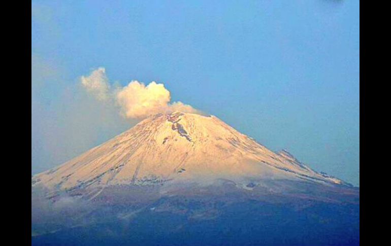 De acuerdo con los reportes del Cenapred, el Volcán Popocatépetl regresó ayer a las 5:54 horas a una actividad normal. TWITTER / @Popocatepetl_MX