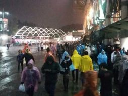 La mayor parte del público llegó al espectáculo con impermeables azules y amarillos que venían en la calle. SUN / V. Rosas