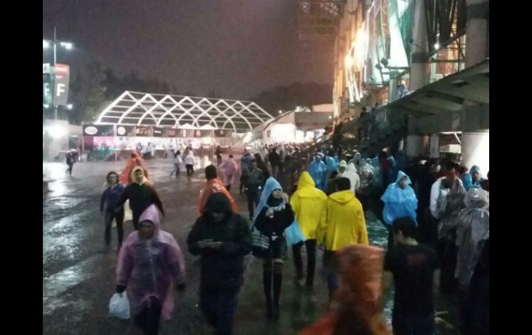 La mayor parte del público llegó al espectáculo con impermeables azules y amarillos que venían en la calle. SUN / V. Rosas