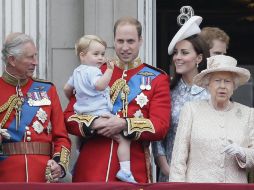 El príncipe Guillermo sostiene al pequeño Jorge acompañado por su padre, Carlos, la reina Elizabeth y su esposa, Catalina. AFP / T. Ireland